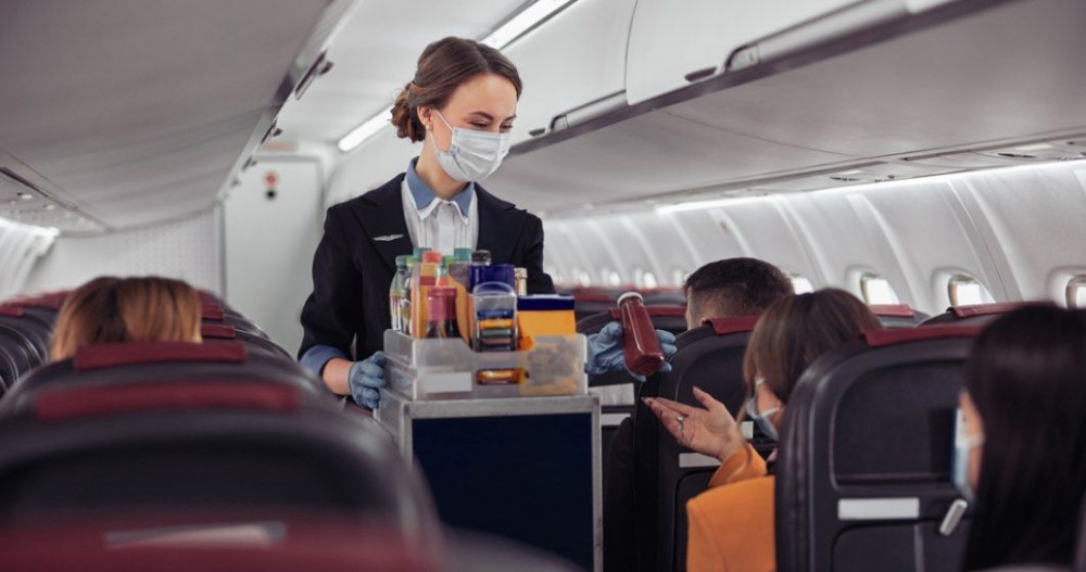 Nu consuma niciodată aceste băuturi, în avion. O stewardesă a dezvăluit ce conțin, de fapt